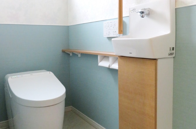 水色と白い壁のトイレと手洗い場